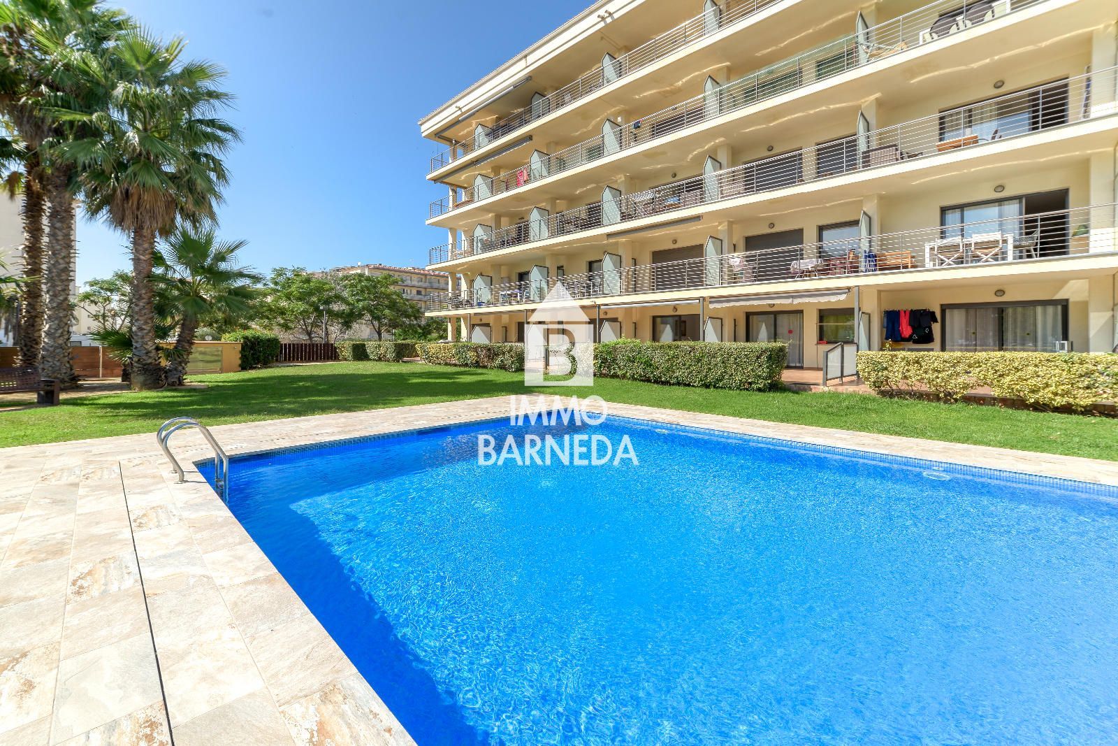 Apartamento en Planta Baja en Primera Línea de Mar – Zona Salatar