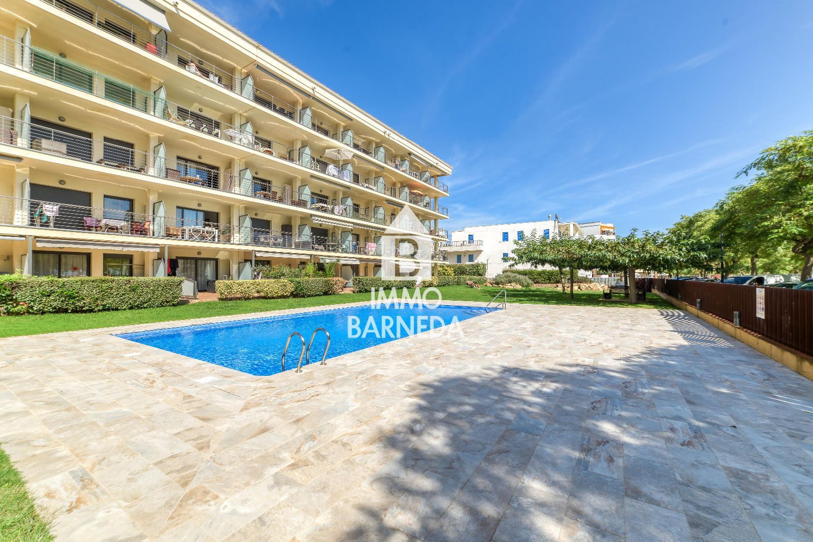 Apartamento en Planta Baja en Primera Línea de Mar – Zona Salatar