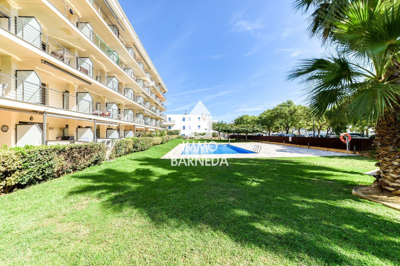 Apartamento en Planta Baja en Primera Línea de Mar – Zona Salatar