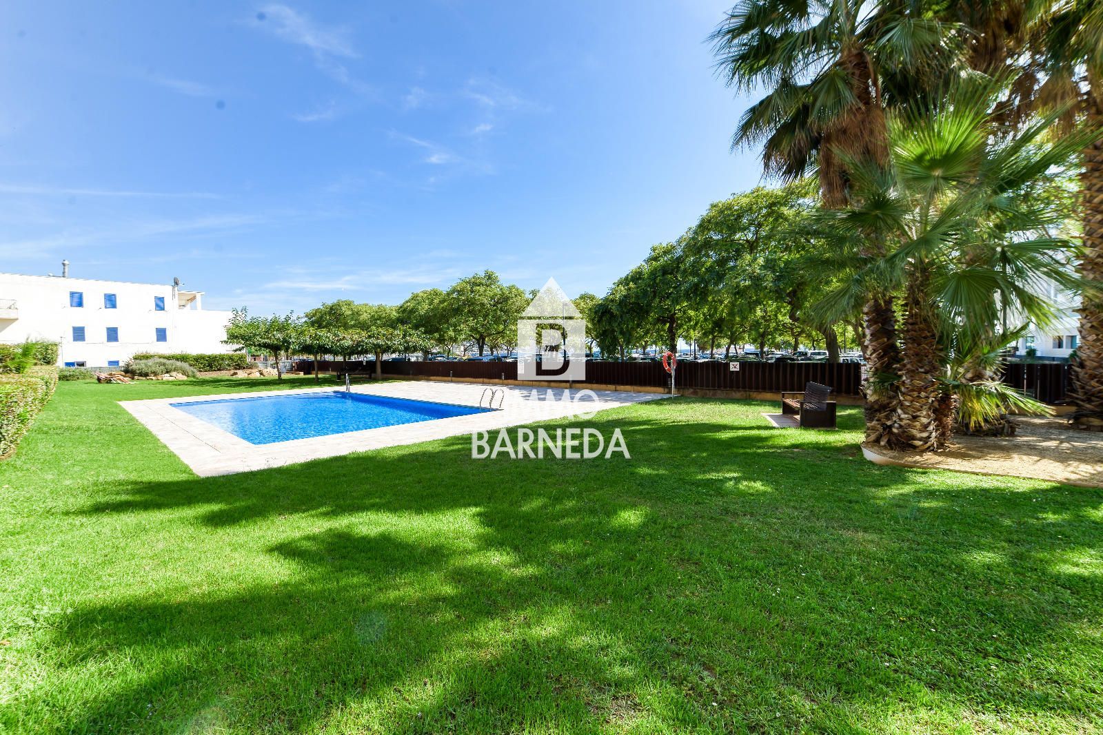 Apartamento en Planta Baja en Primera Línea de Mar – Zona Salatar