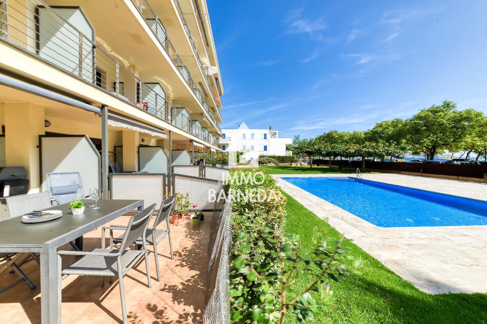 Apartamento en Planta Baja en Primera Línea de Mar – Zona Salatar