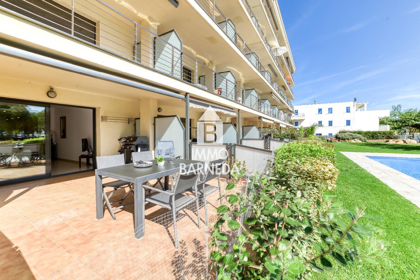 Apartamento en Planta Baja en Primera Línea de Mar – Zona Salatar