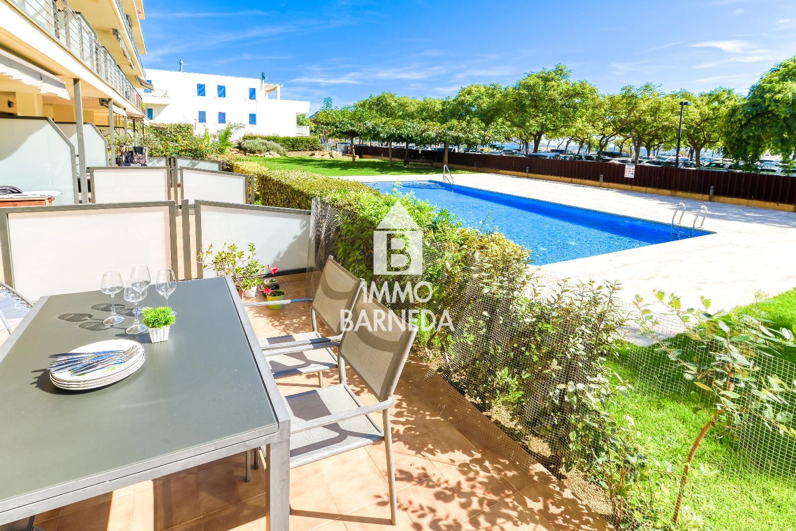 Apartamento en Planta Baja en Primera Línea de Mar – Zona Salatar