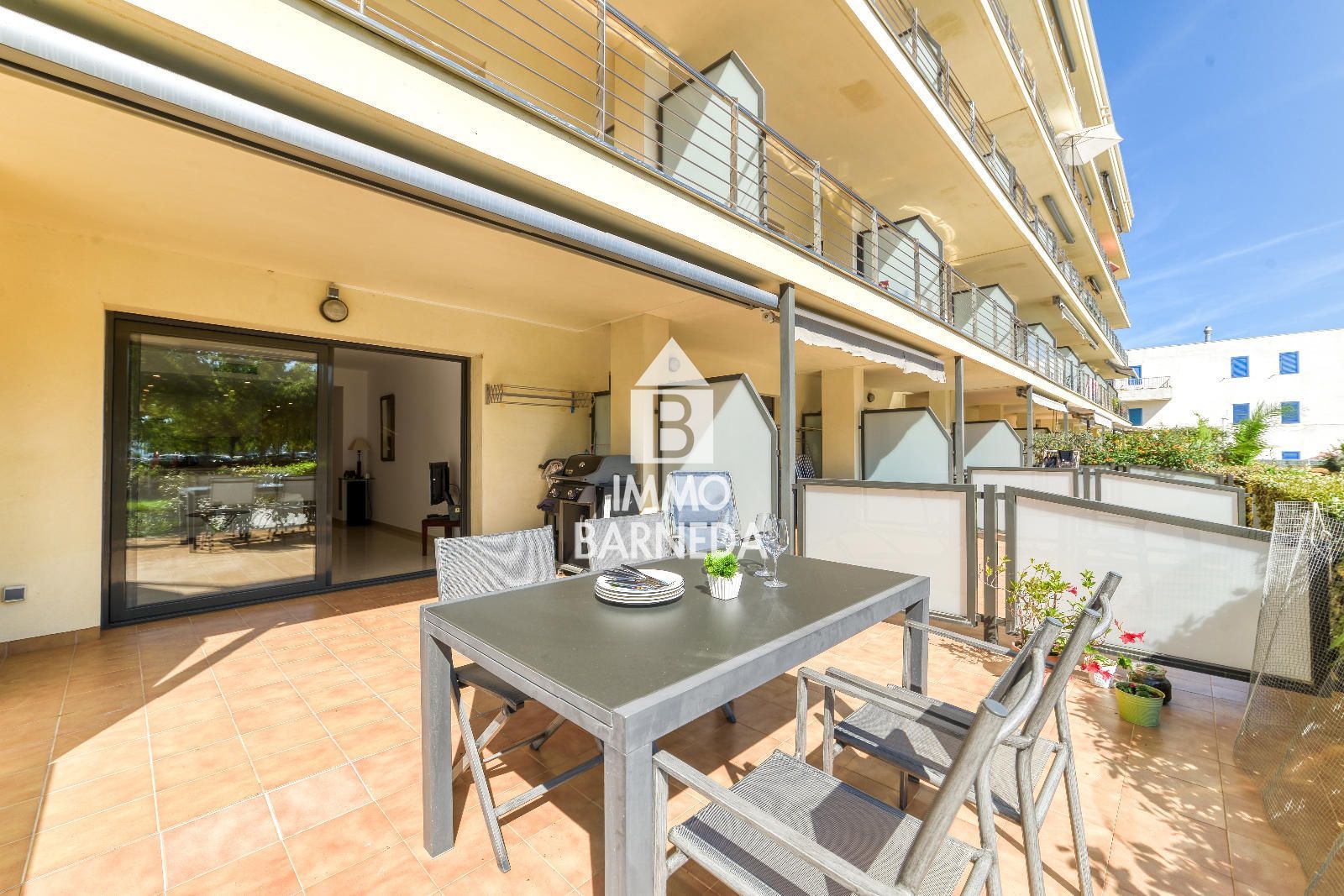 Apartamento en Planta Baja en Primera Línea de Mar – Zona Salatar