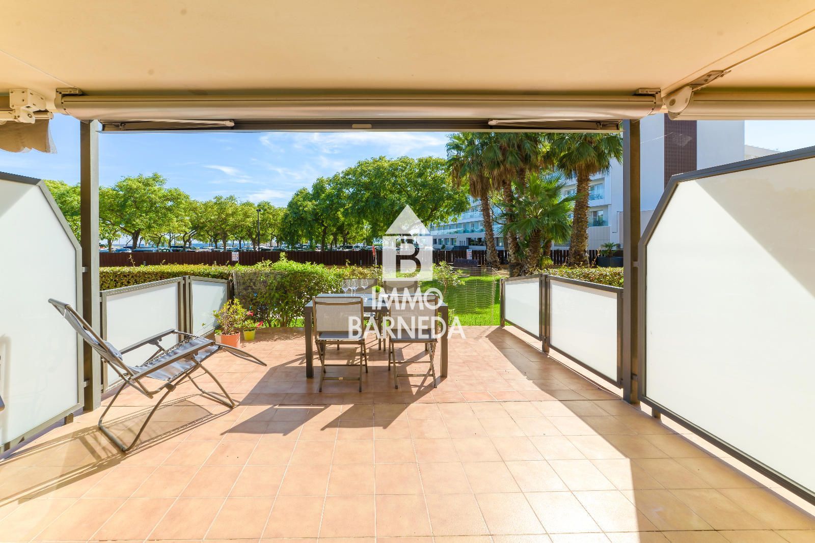 Apartamento en Planta Baja en Primera Línea de Mar – Zona Salatar