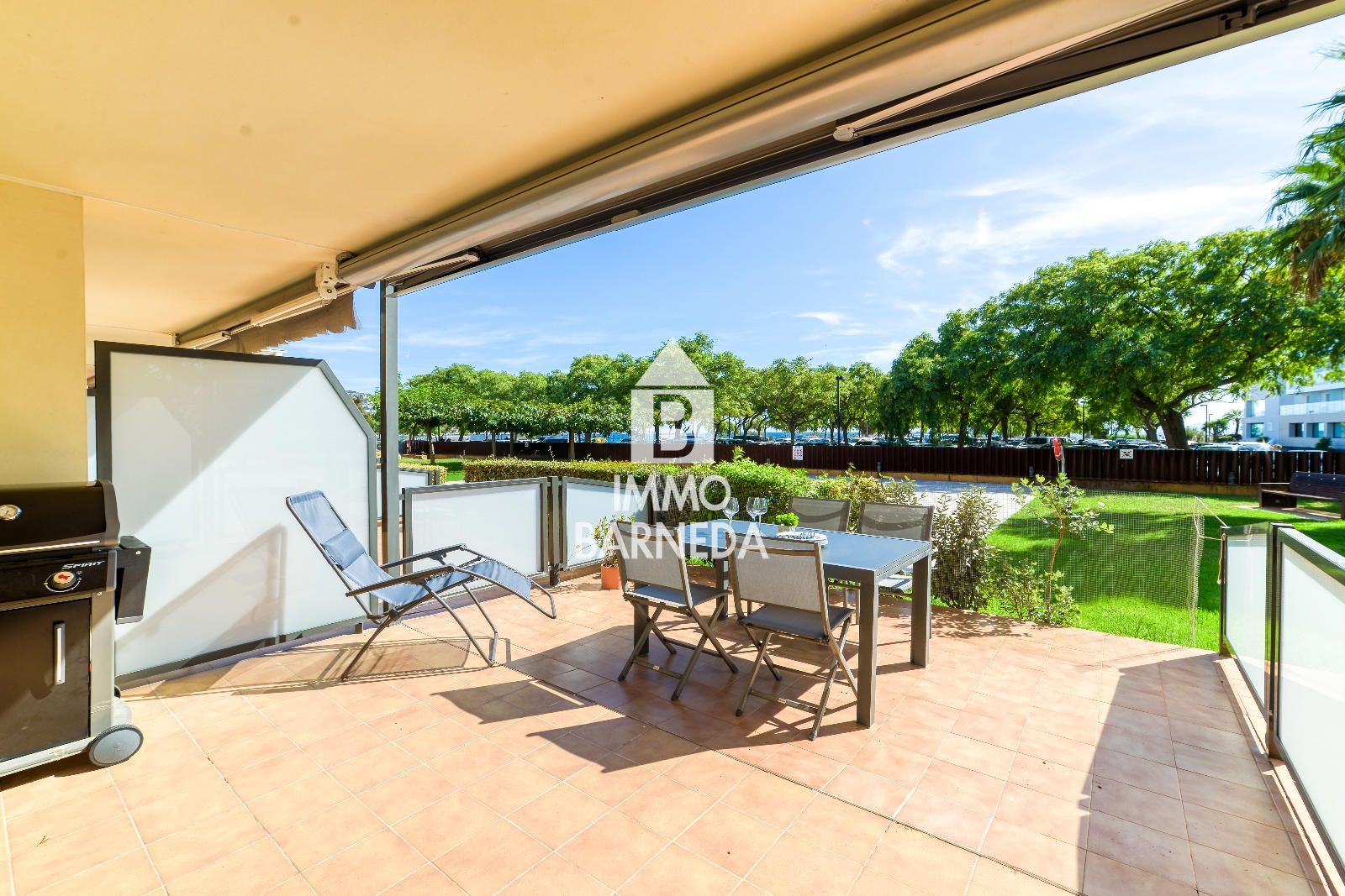 Apartamento en Planta Baja en Primera Línea de Mar – Zona Salatar