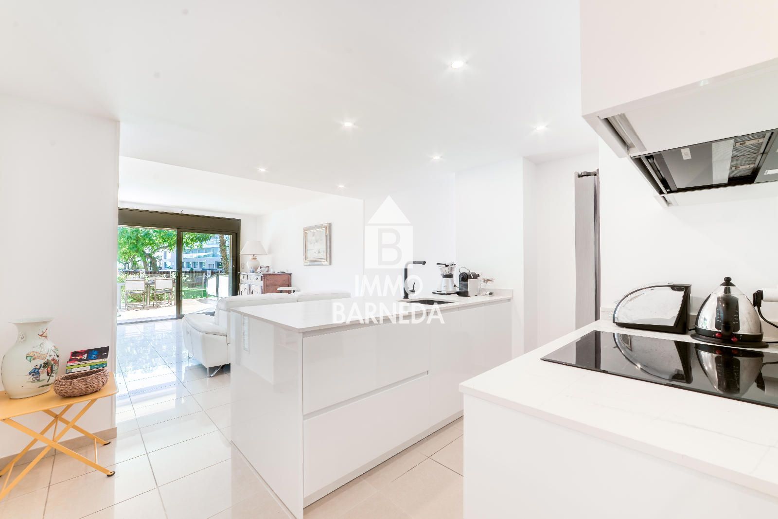 Apartamento en Planta Baja en Primera Línea de Mar – Zona Salatar