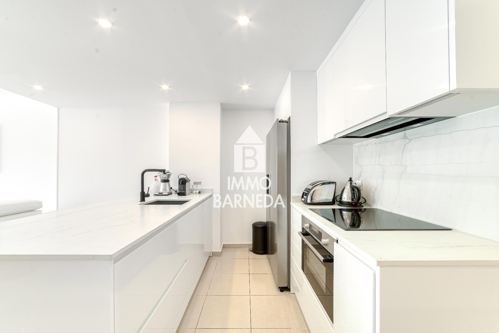 Apartamento en Planta Baja en Primera Línea de Mar – Zona Salatar