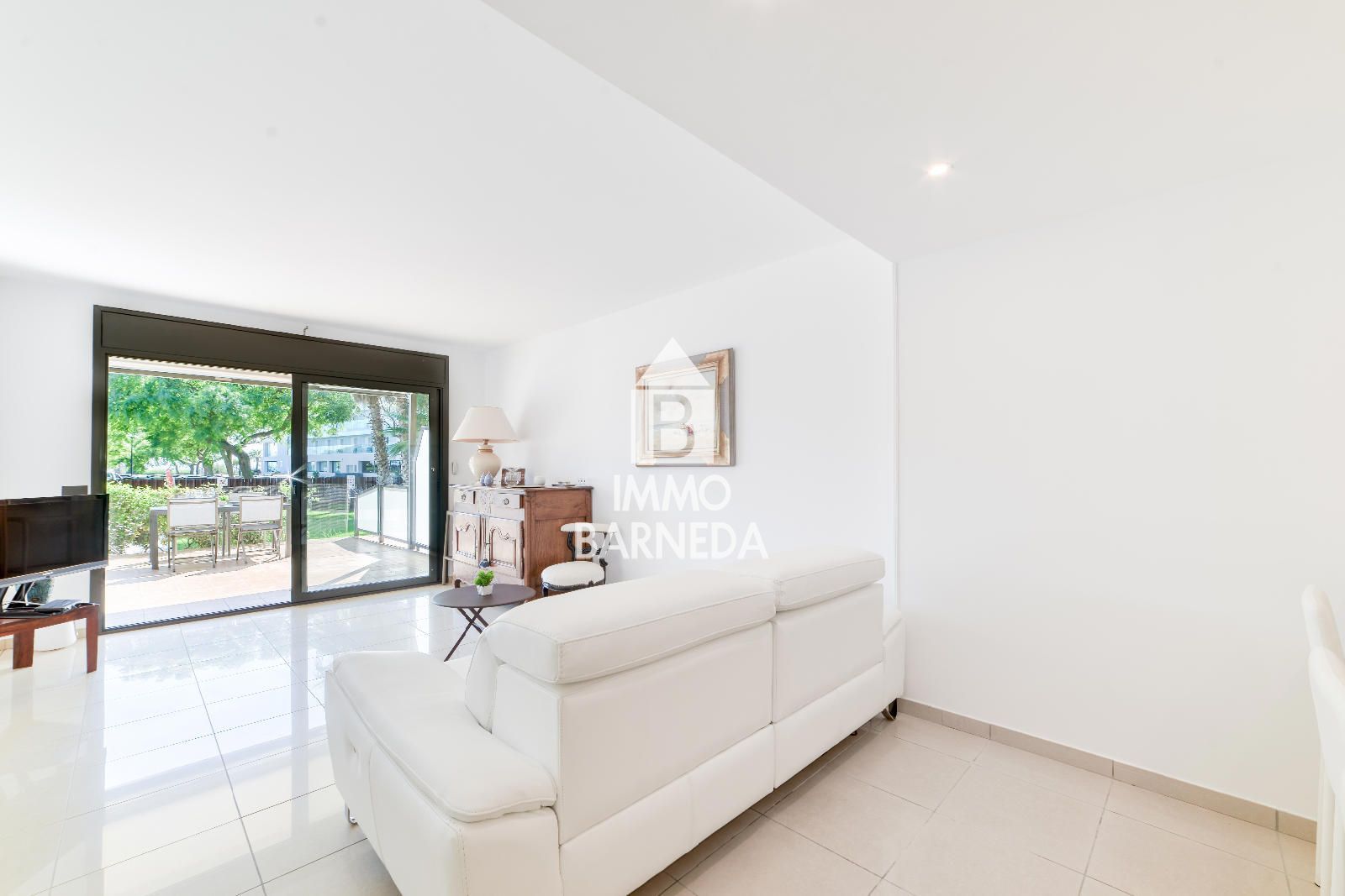 Apartamento en Planta Baja en Primera Línea de Mar – Zona Salatar