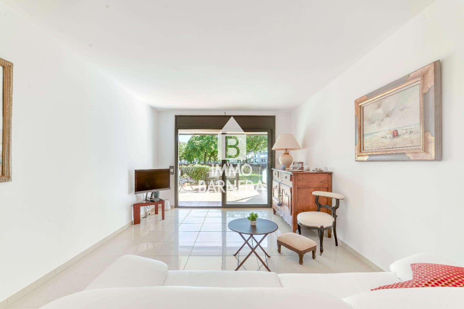 Apartamento en Planta Baja en Primera Línea de Mar – Zona Salatar