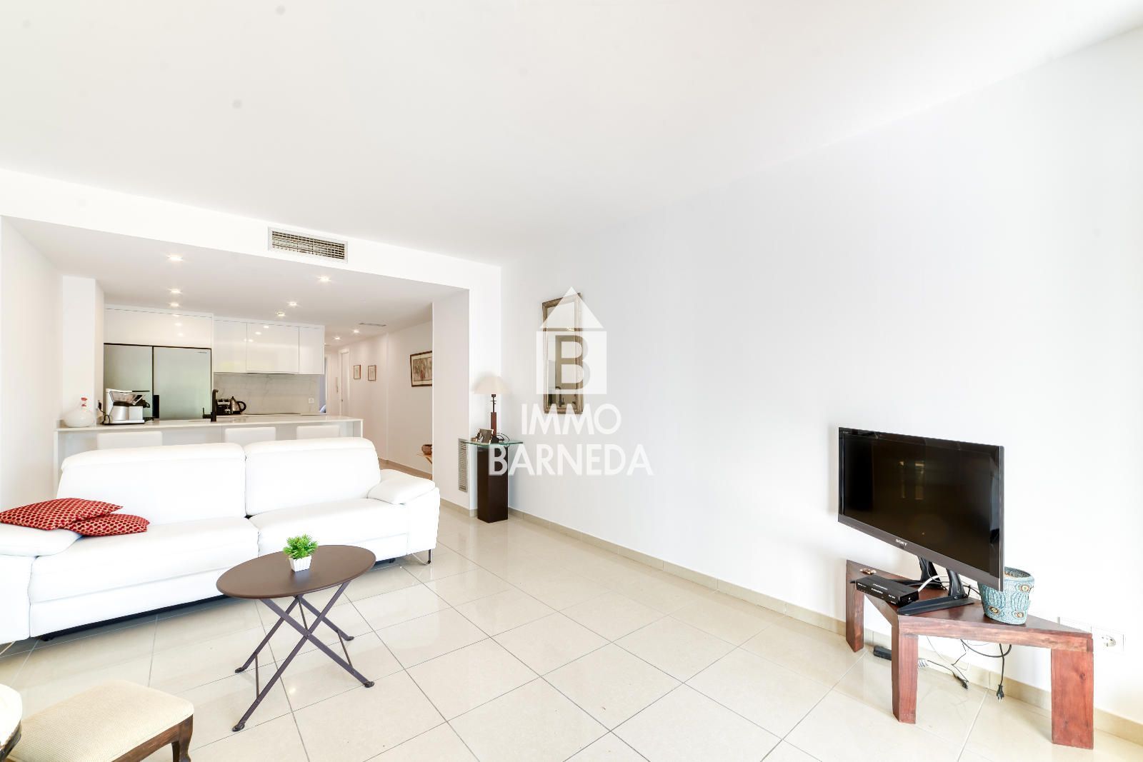 Apartamento en Planta Baja en Primera Línea de Mar – Zona Salatar