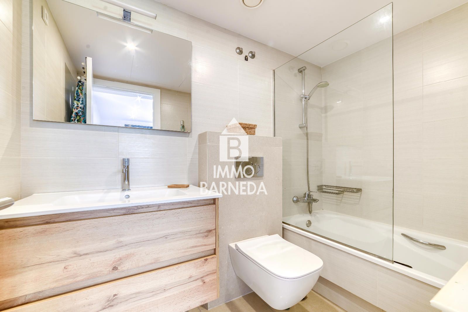 Apartamento en Planta Baja en Primera Línea de Mar – Zona Salatar