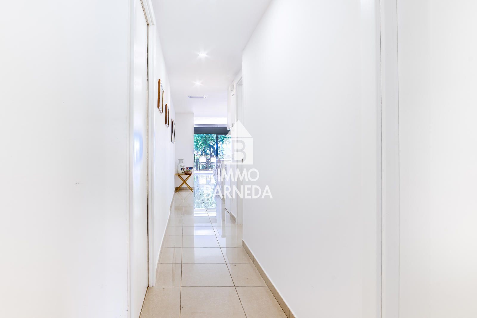 Apartamento en Planta Baja en Primera Línea de Mar – Zona Salatar