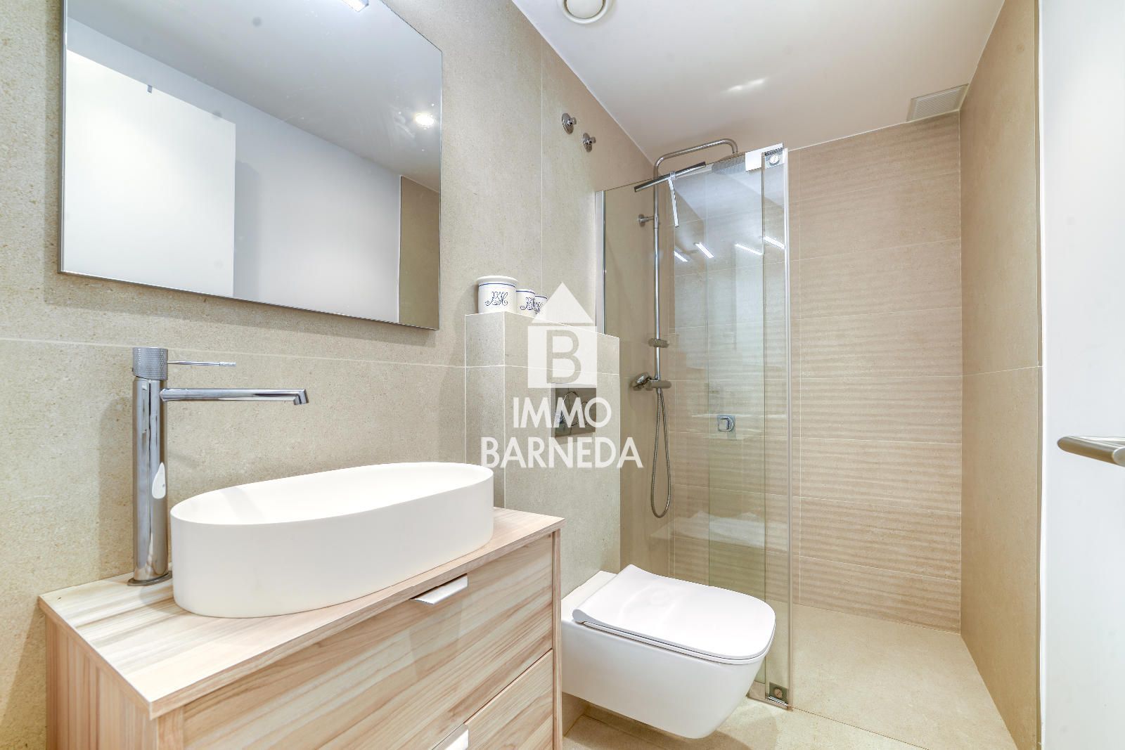 Apartamento en Planta Baja en Primera Línea de Mar – Zona Salatar