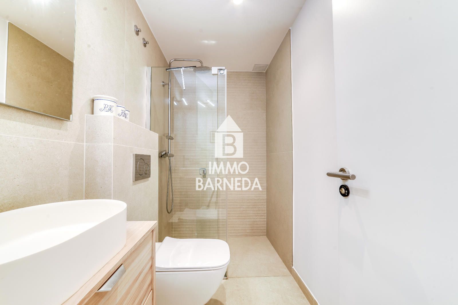 Apartamento en Planta Baja en Primera Línea de Mar – Zona Salatar