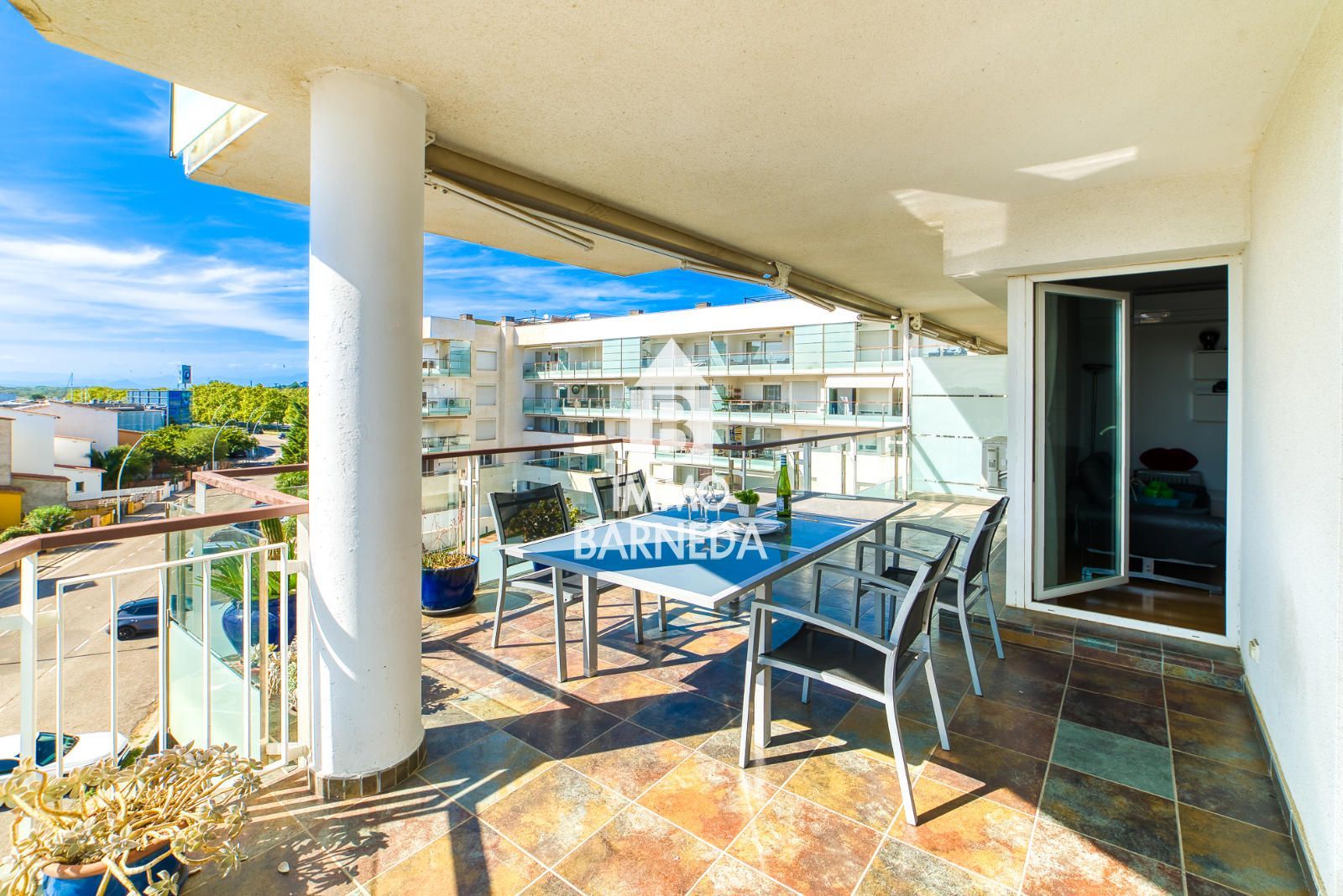 Apartamento con gran terraza, vistas al canal, piscina y licencia turística en Santa Margarita