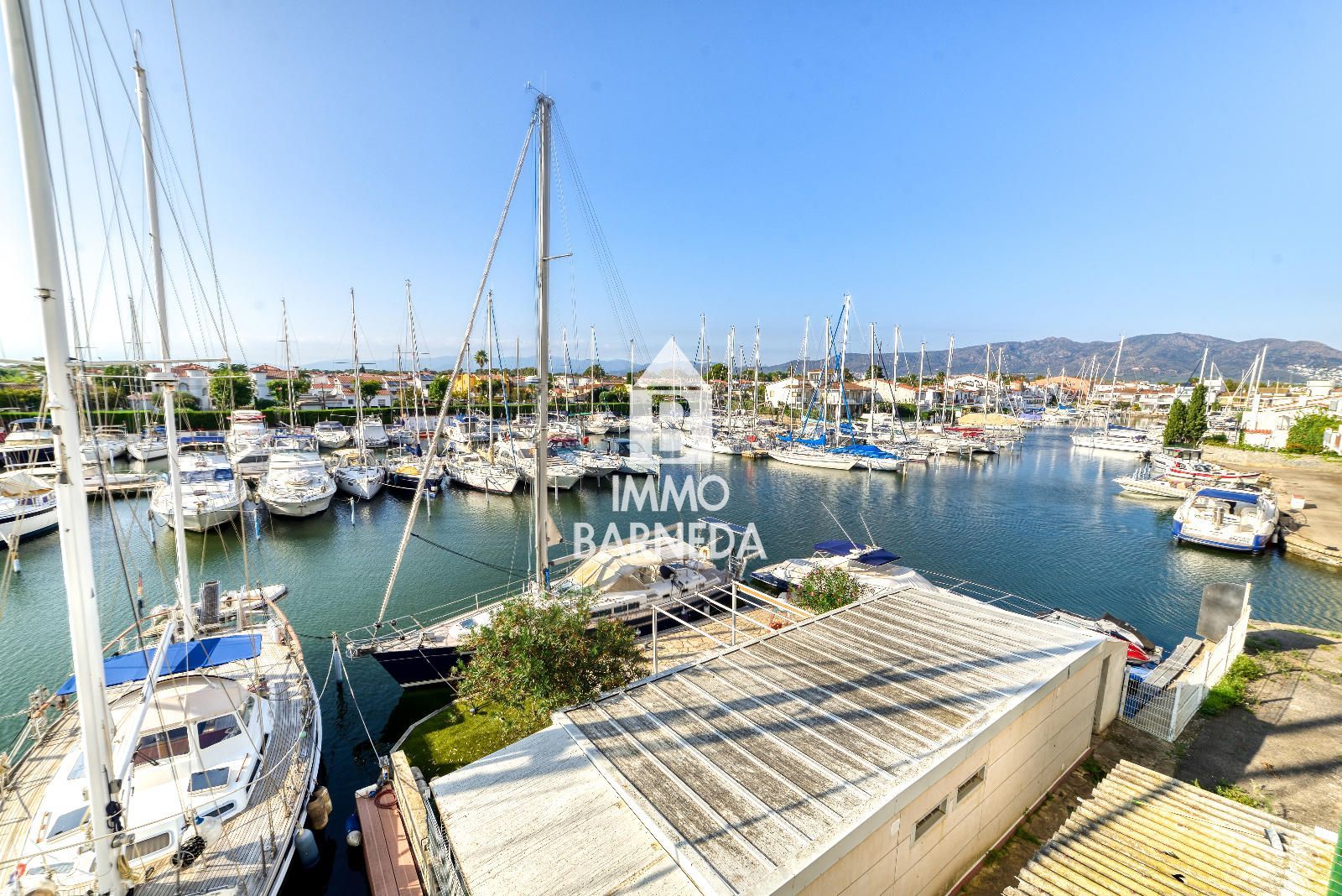 Estudio reformado con encanto y vistas al canal en Port Grec – Empuriabrava