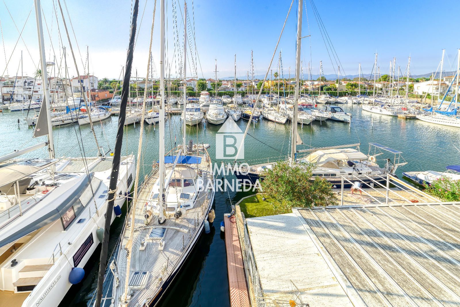 Estudio reformado con encanto y vistas al canal en Port Grec – Empuriabrava