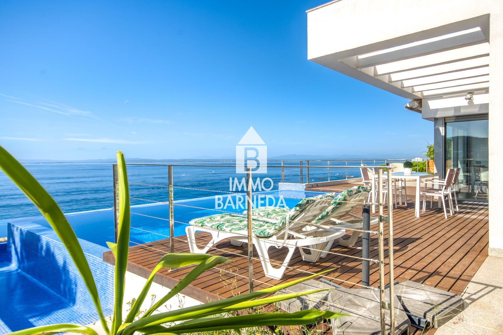 Villa moderna con vistas al mar, piscina infinita y licencia turística – Roses, entre Canyelles y Almadrava.