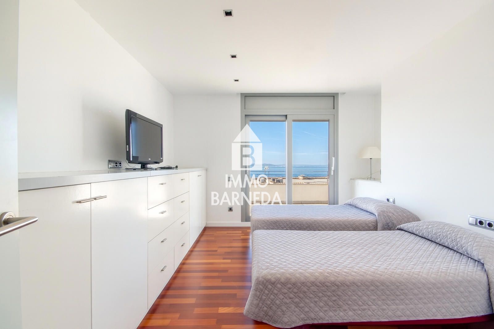 Villa moderna con vistas al mar, piscina infinita y licencia turística – Roses, entre Canyelles y Almadrava.