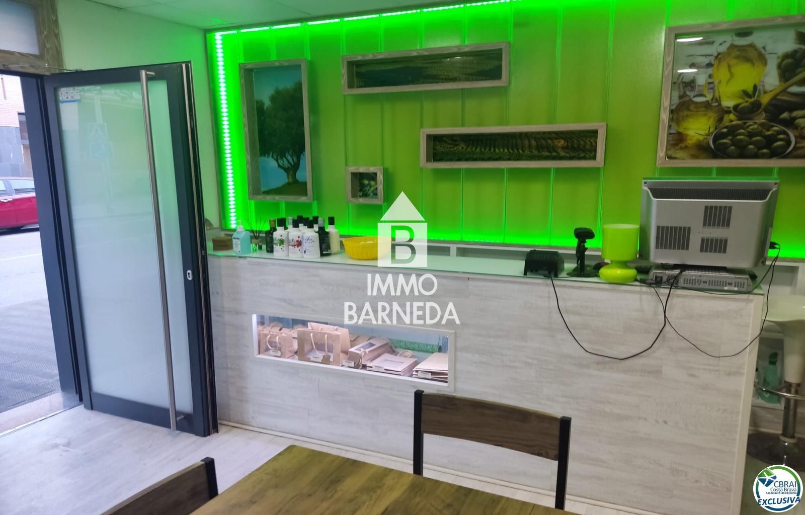 Oportunidad de local comercial en el centro de Roses, muy cerca del mercado de los Domingos.