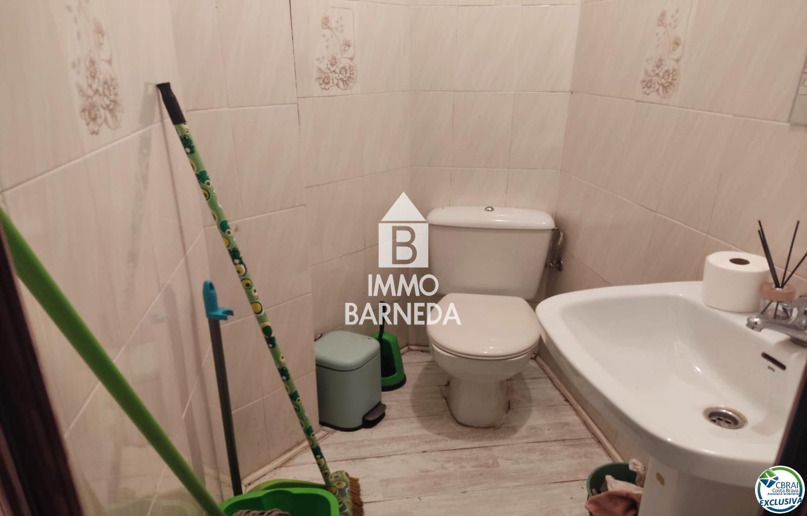 Oportunidad de local comercial en el centro de Roses, muy cerca del mercado de los Domingos.