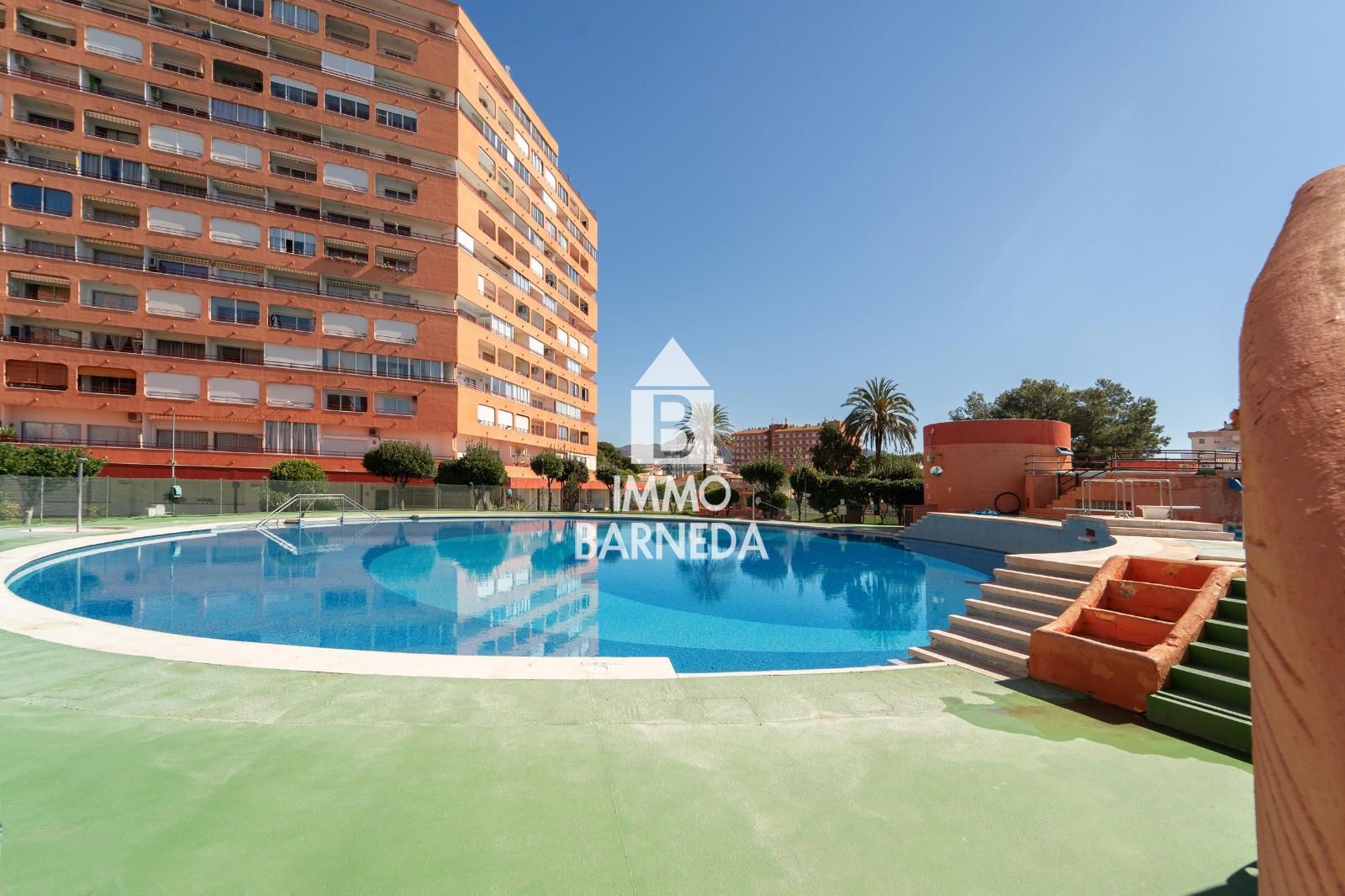 Modern apartament a la planta baixa en complex residencial amb zones enjardinades i piscina comunitària
