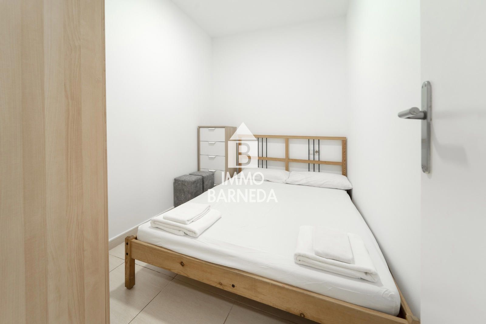 Modern apartament a la planta baixa en complex residencial amb zones enjardinades i piscina comunitària