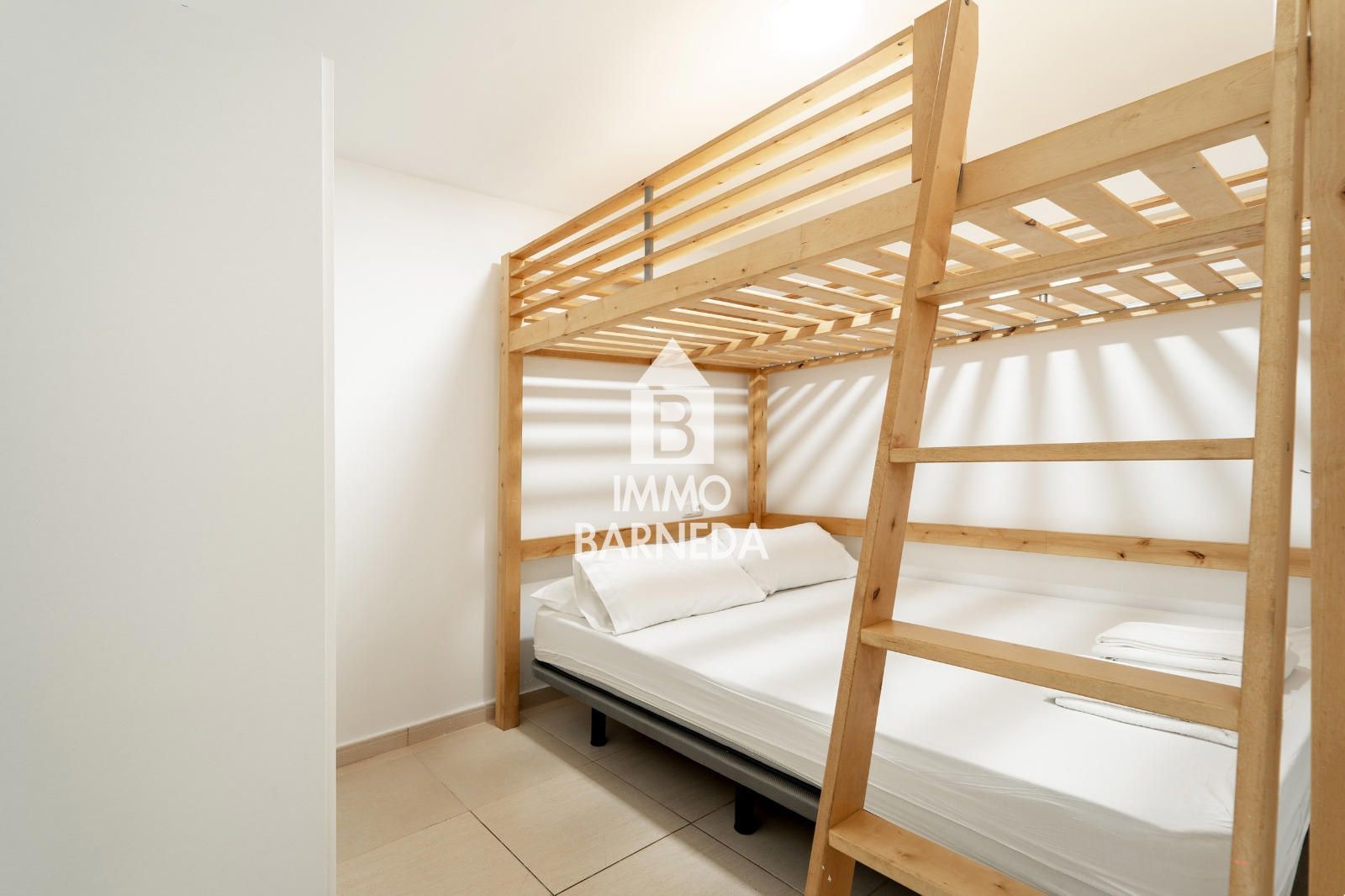Modern apartament a la planta baixa en complex residencial amb zones enjardinades i piscina comunitària