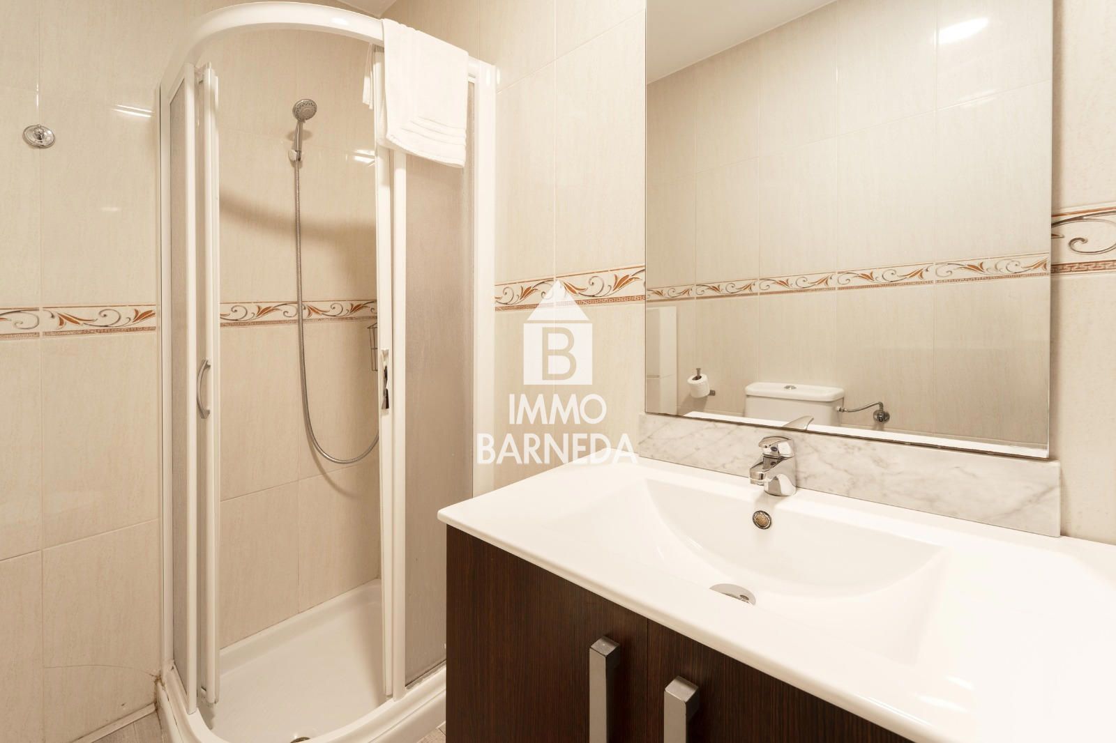 Modern apartament a la planta baixa en complex residencial amb zones enjardinades i piscina comunitària