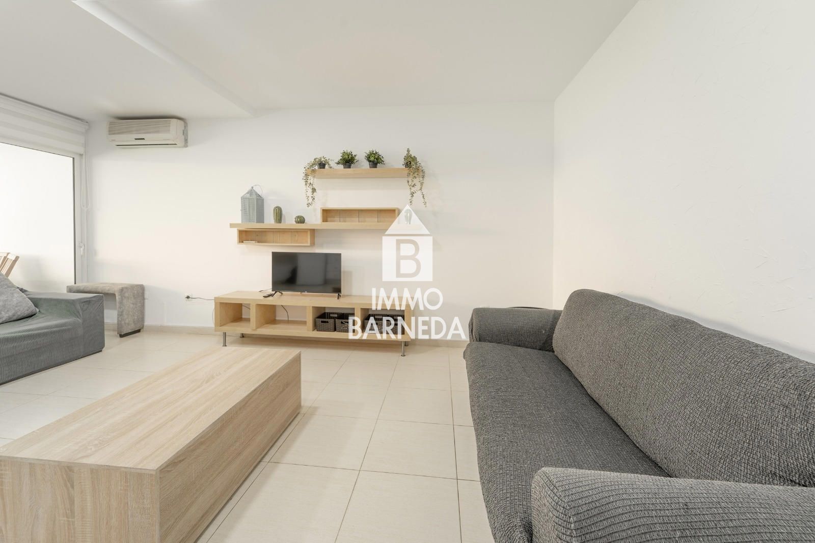Modern apartament a la planta baixa en complex residencial amb zones enjardinades i piscina comunitària