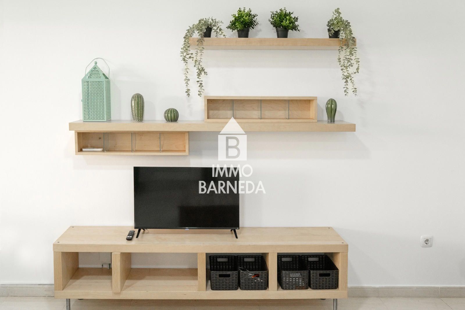 Modern apartament a la planta baixa en complex residencial amb zones enjardinades i piscina comunitària