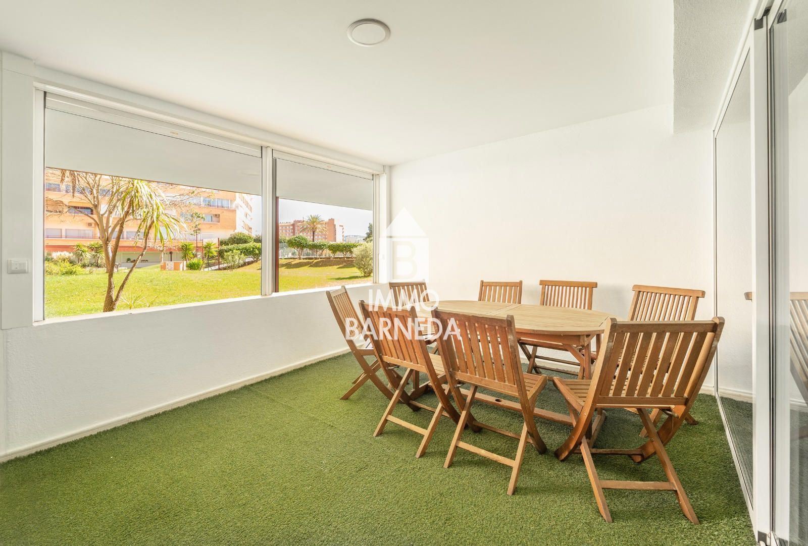 Modern apartament a la planta baixa en complex residencial amb zones enjardinades i piscina comunitària