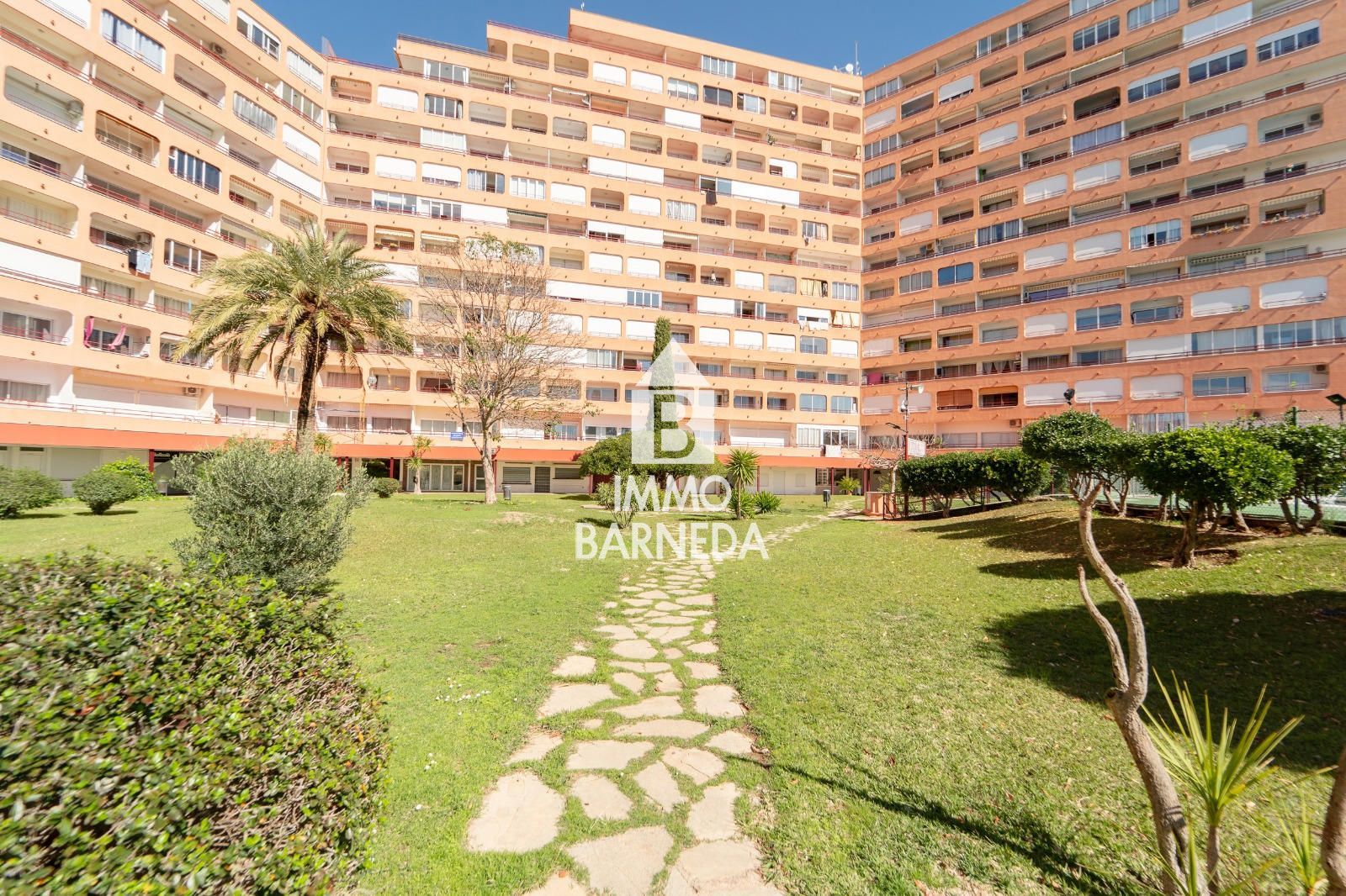 Modern apartament a la planta baixa en complex residencial amb zones enjardinades i piscina comunitària