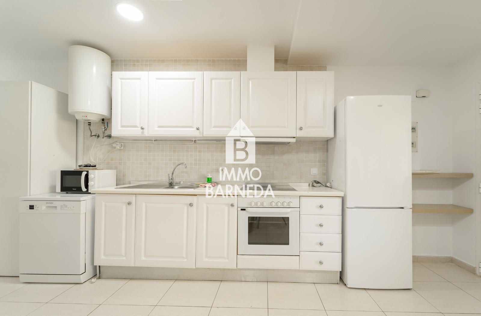 Modern apartament a la planta baixa en complex residencial amb zones enjardinades i piscina comunitària