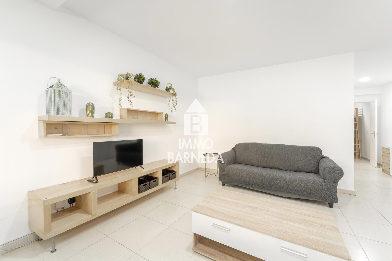 Modern apartament a la planta baixa en complex residencial amb zones enjardinades i piscina comunitària