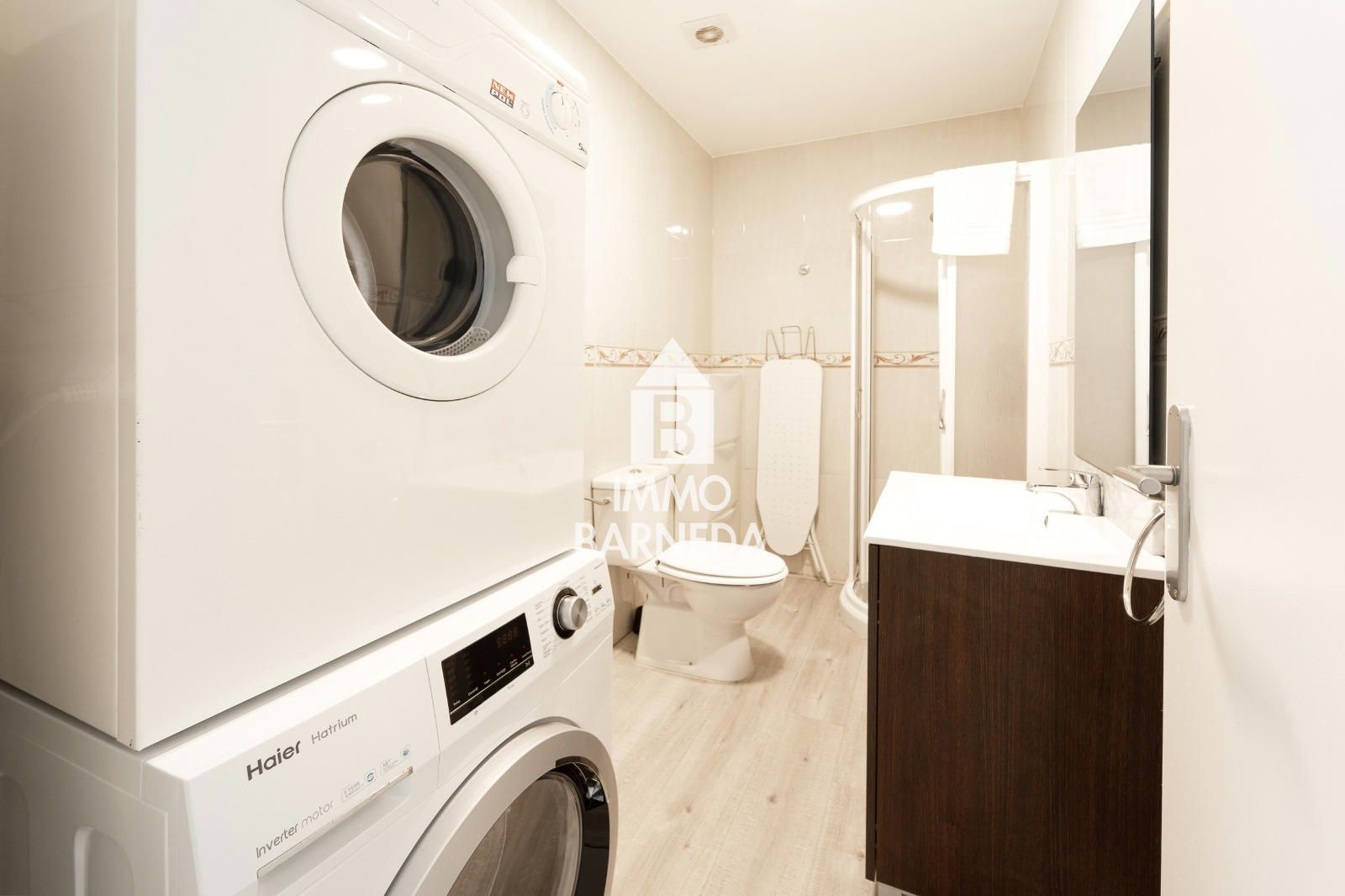Modern apartament a la planta baixa en complex residencial amb zones enjardinades i piscina comunitària