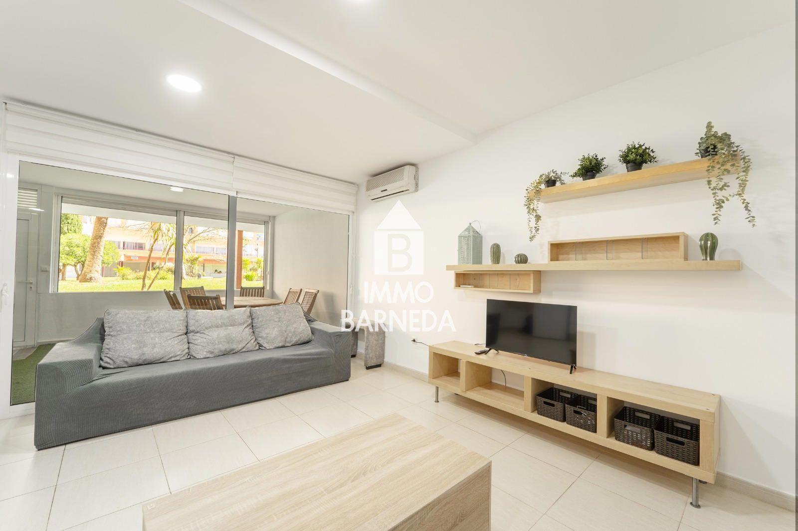 Modern apartament a la planta baixa en complex residencial amb zones enjardinades i piscina comunitària