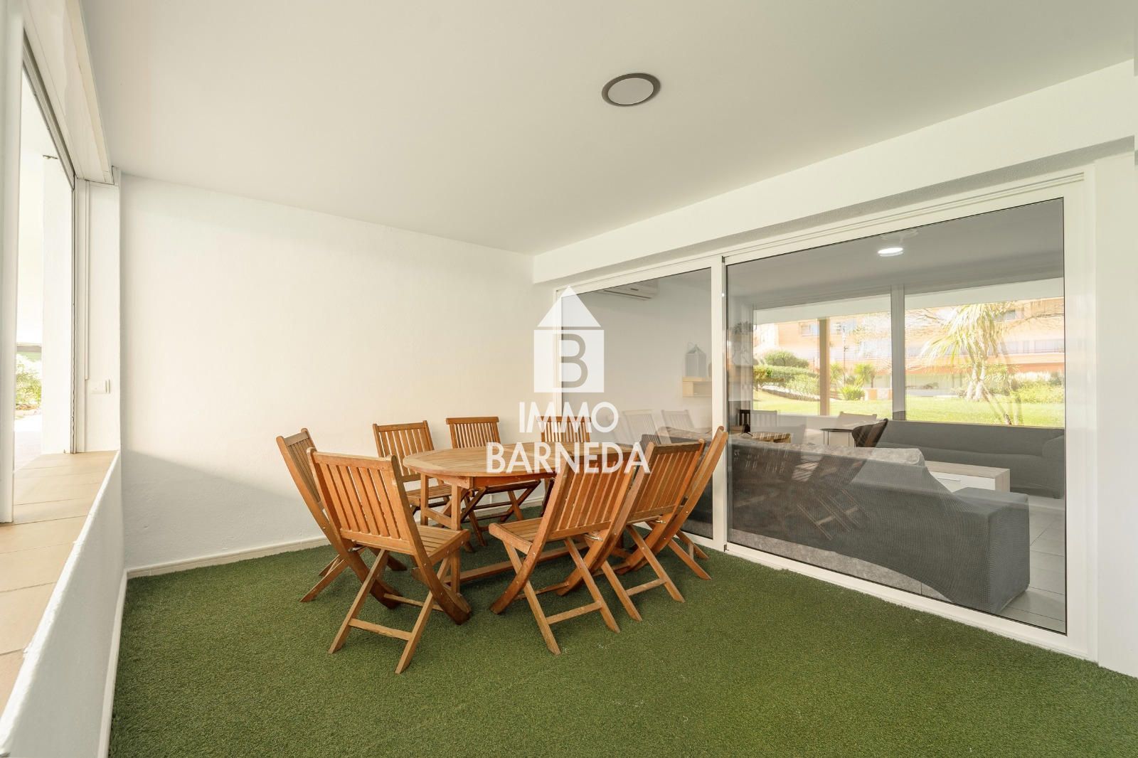 Modern apartament a la planta baixa en complex residencial amb zones enjardinades i piscina comunitària