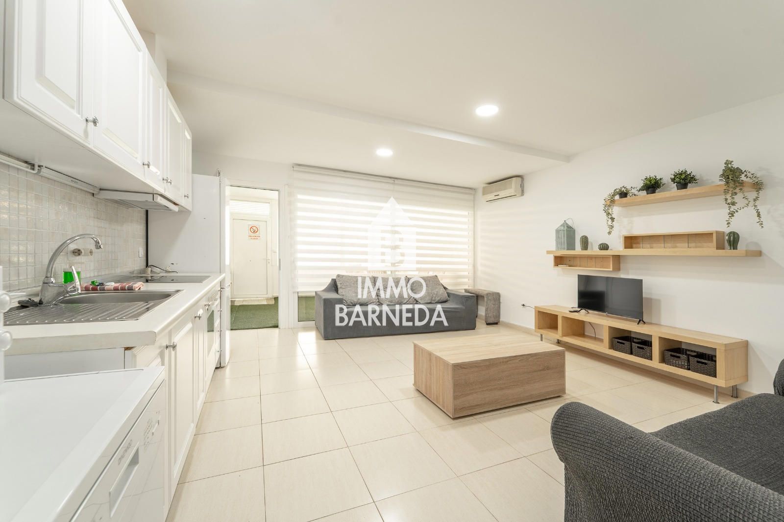 Modern apartament a la planta baixa en complex residencial amb zones enjardinades i piscina comunitària