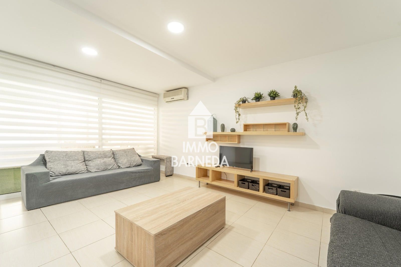 Modern apartament a la planta baixa en complex residencial amb zones enjardinades i piscina comunitària