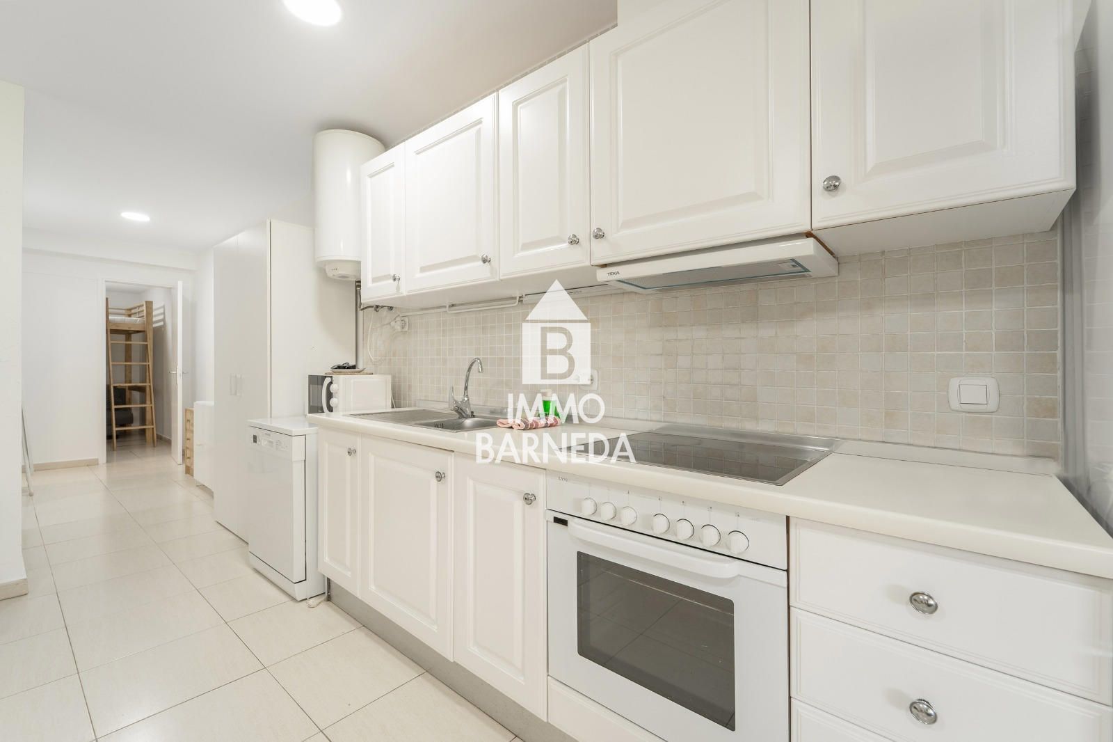 Modern apartament a la planta baixa en complex residencial amb zones enjardinades i piscina comunitària