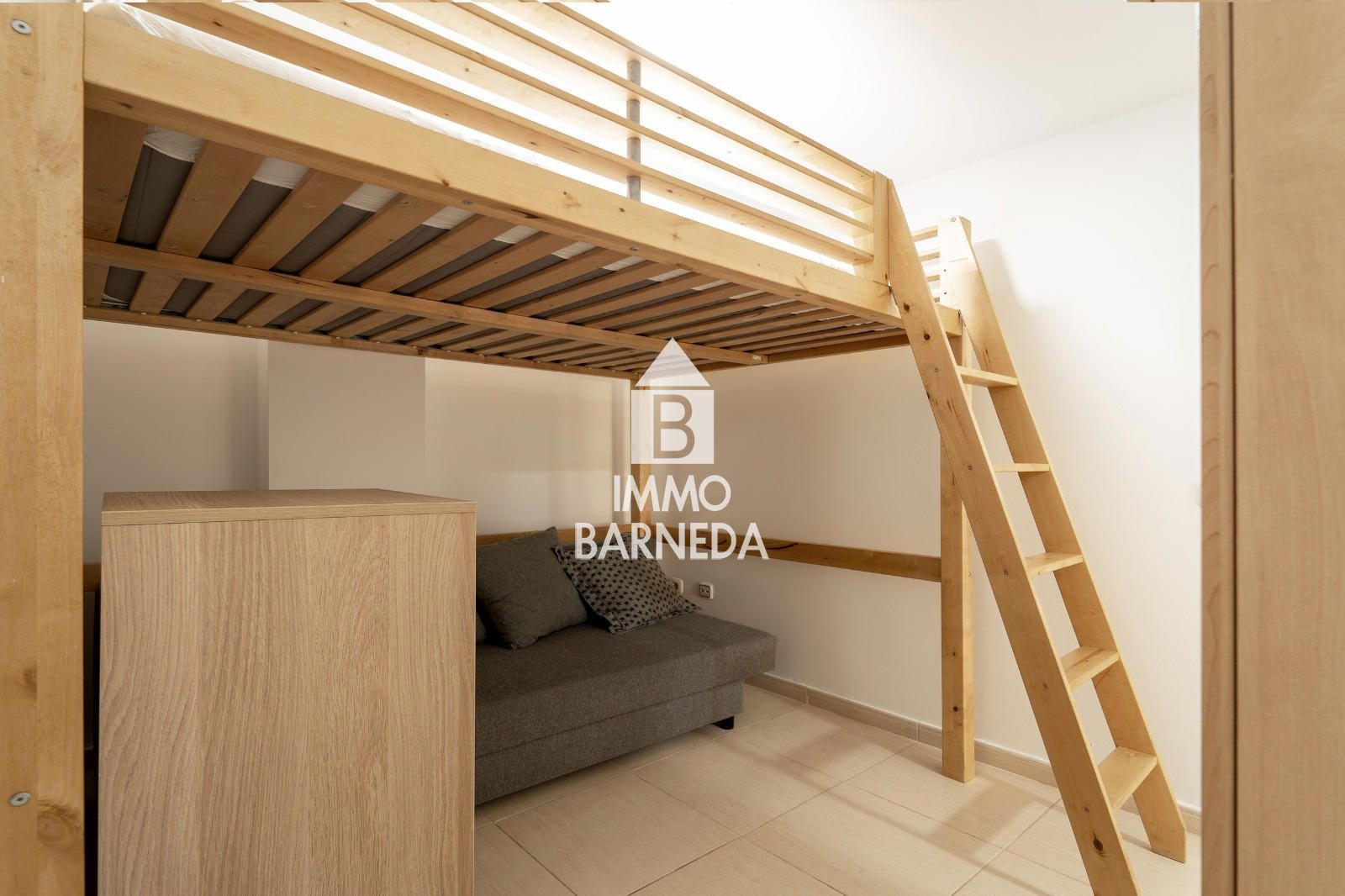 Modern apartament a la planta baixa en complex residencial amb zones enjardinades i piscina comunitària