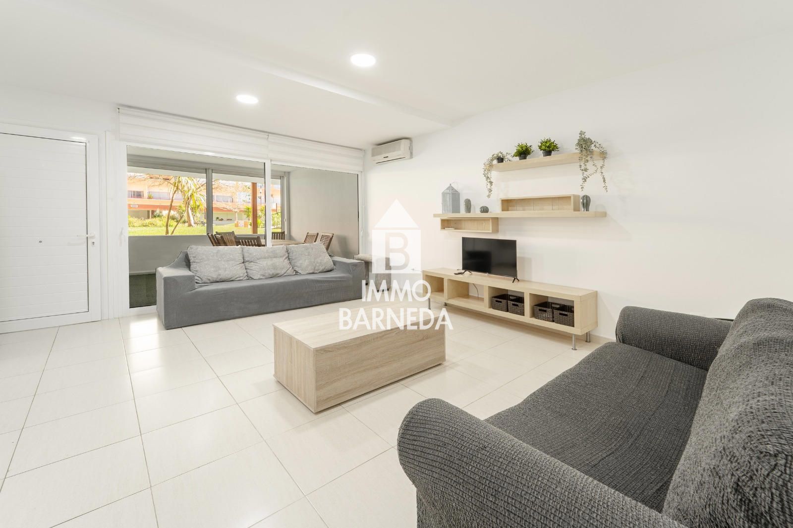 Modern apartament a la planta baixa en complex residencial amb zones enjardinades i piscina comunitària