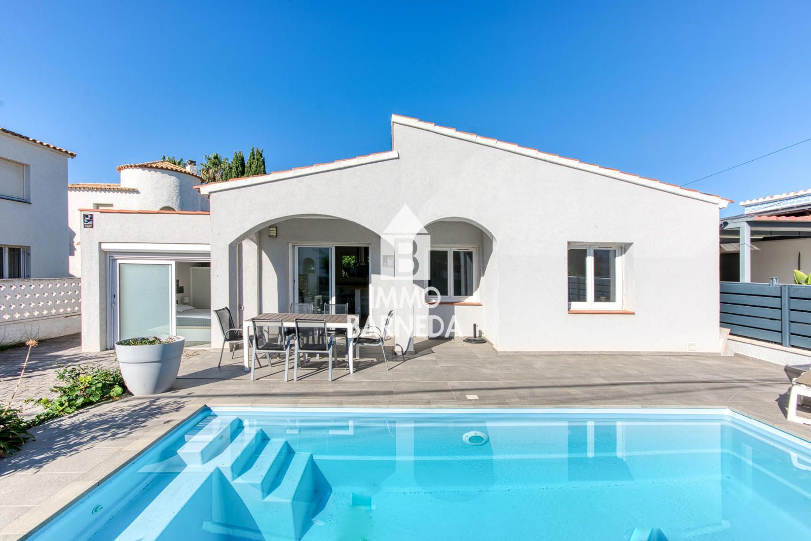 Villa Reformada con piscina privada y licencia turística a 200 metros de la playa de Empuriabrava