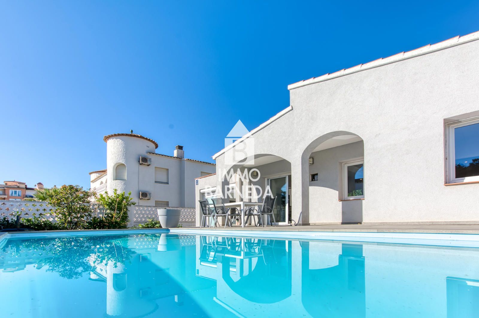 Villa Reformada con piscina privada y licencia turística a 200 metros de la playa de Empuriabrava