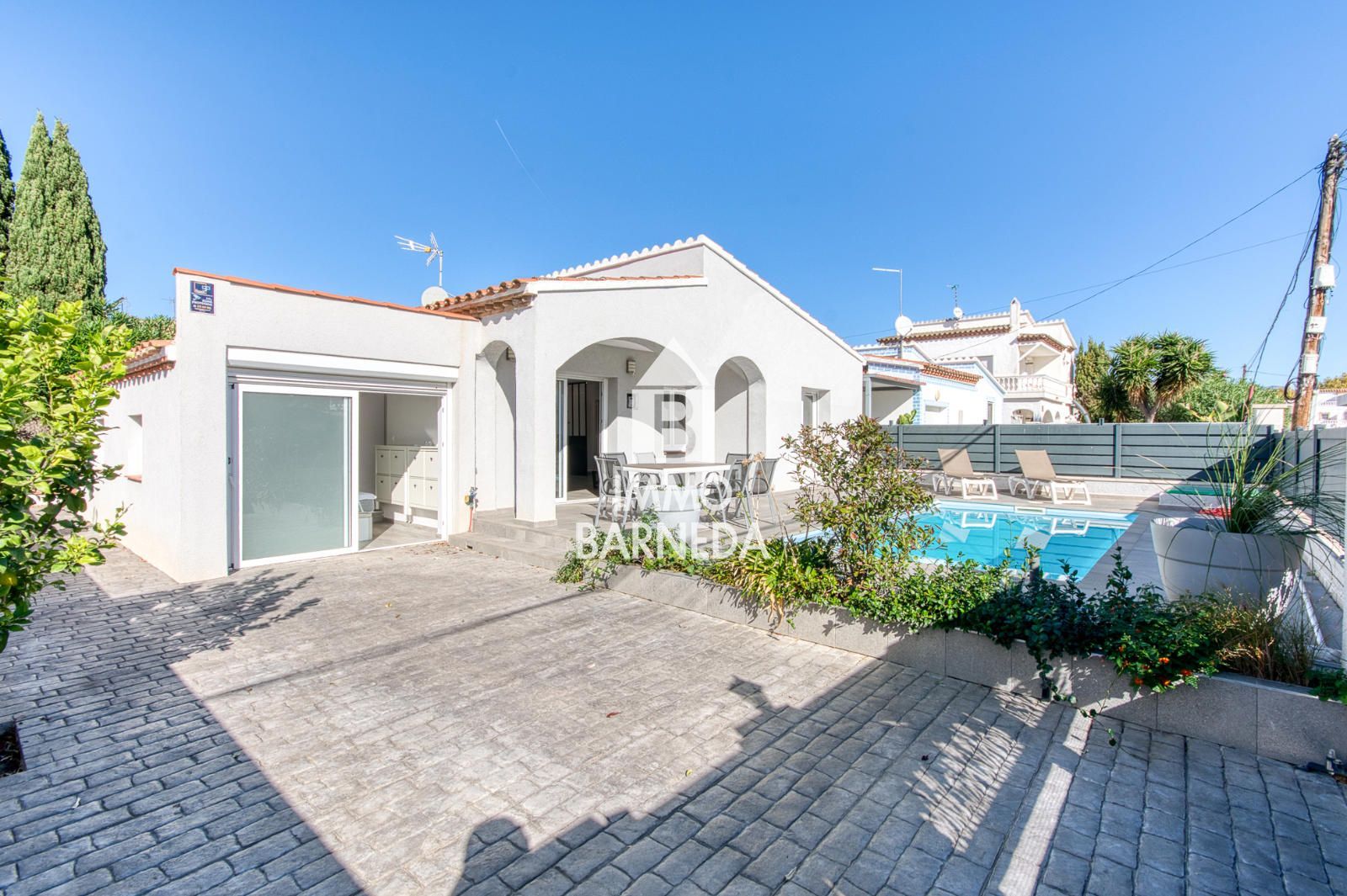 Villa Reformada con piscina privada y licencia turística a 200 metros de la playa de Empuriabrava