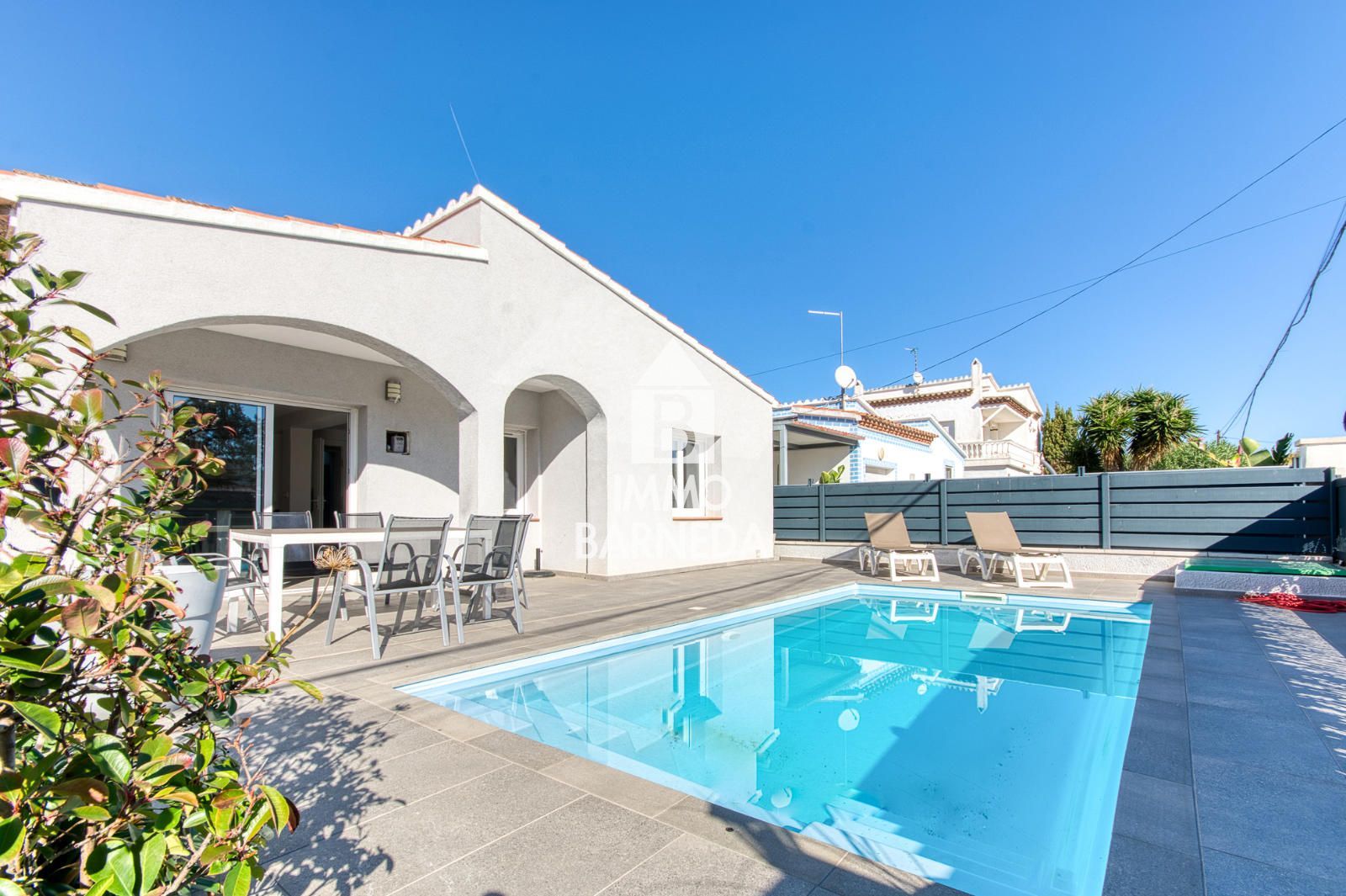 Villa Reformada con piscina privada y licencia turística a 200 metros de la playa de Empuriabrava