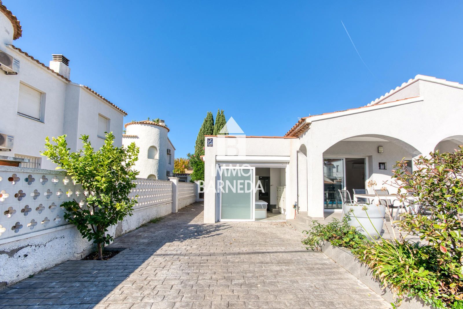 Villa Reformada con piscina privada y licencia turística a 200 metros de la playa de Empuriabrava