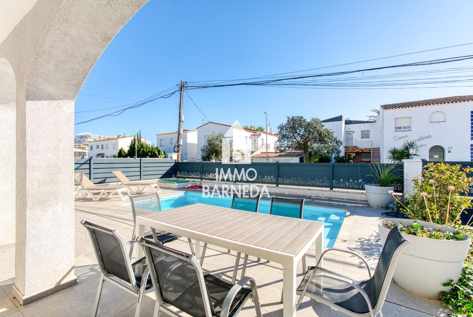 Villa Reformada con piscina privada y licencia turística a 200 metros de la playa de Empuriabrava